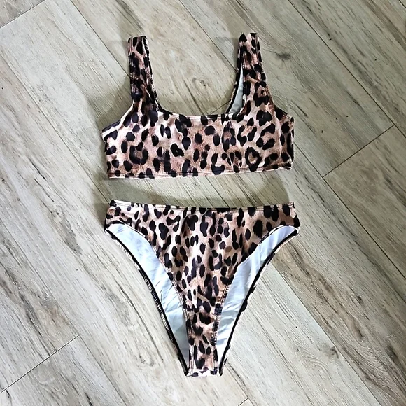 Leopard print bikini - Picture 1 of 5